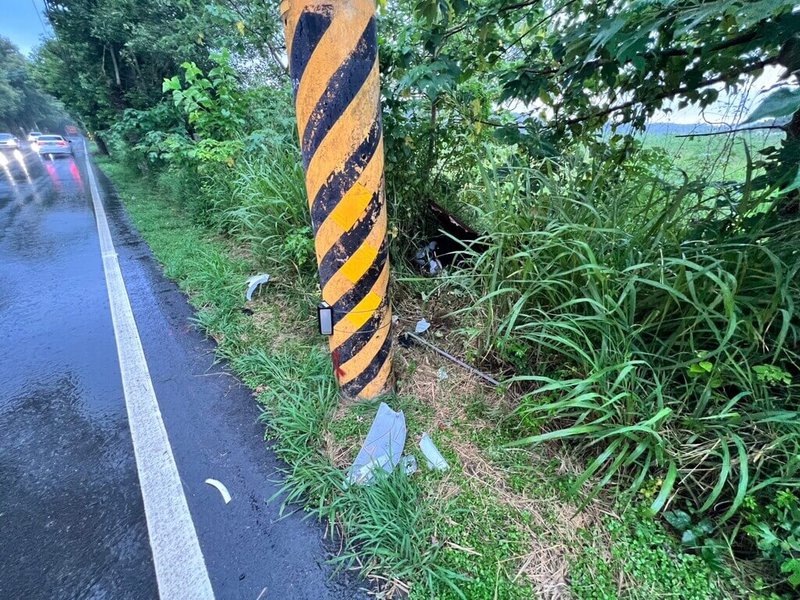 苗栗縣西湖鄉128縣道高埔村路段5日下午發生死亡車禍，陳姓高中畢業生尚未考取駕照，與友人分騎2輛機車出遊，陳男途中突然偏離車道衝出路外，連人帶車倒在路邊草叢，經送醫搶救仍宣告不治。（民眾提供）中央社記者管瑞平傳真  112年9月6日