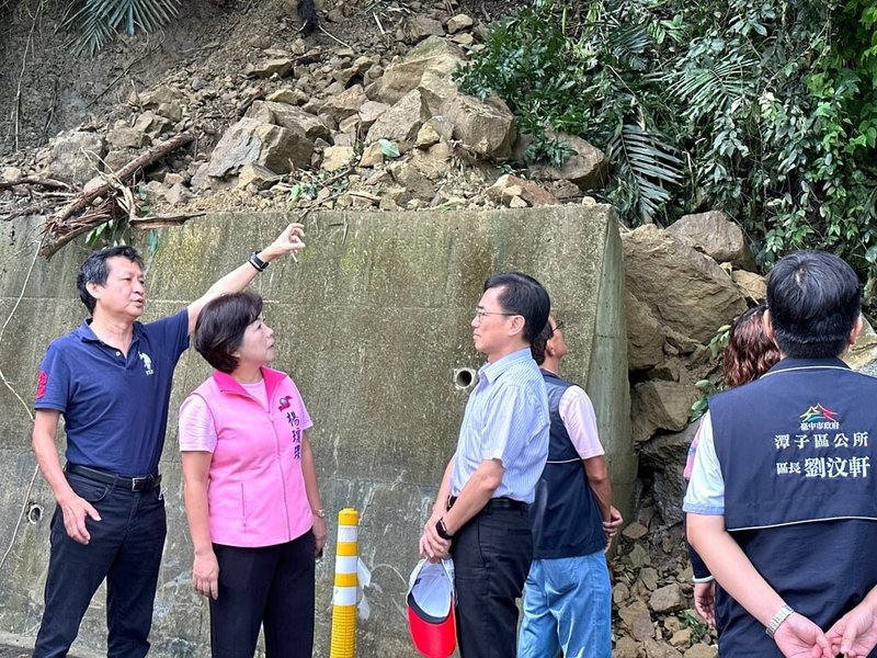 台中市潭子區潭興路湳底巷因豪雨致2處坡地土石滑落，國民黨立委楊瓊瓔（左2）6日邀集農業部農村發展及水土保持署等單位到場會勘，水保署允諾支持整治經費，並由台中市政府辦理，讓在地民眾可以安心居住。（楊瓊瓔服務處提供）中央社記者郝雪卿傳真  112年9月6日