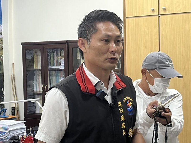 颱風海葵影響期間,花蓮縣政府推動的青年住宅發生部分大樓電梯、地下室積水等問題。縣府建設處長鄧子榆(圖)6日說明,經會勘後推測為短期強降雨導致排水溝宣洩不及,零星缺失部分已要求施工廠商改善。中央社記者張祈攝 112年9月6日