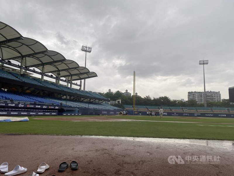 中華職棒原訂6日在新莊棒球場進行的例行賽程，受午後雨勢影響導致場地狀況不佳確定延賽，補賽日程及場地將依規定另行公布。中央社記者楊啟芳攝 112年9月6日