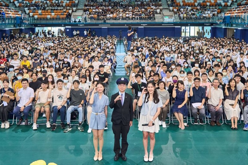 政治大學6日舉行112學年新生訓練，校長李蔡彥（前中）特別戴上機長帽，化身政大航空機長，宣布「飛往政大的2023次航班」正式啟航，現場近1700多名新生共襄盛舉。（政大提供）中央社記者許秩維傳真  112年9月6日