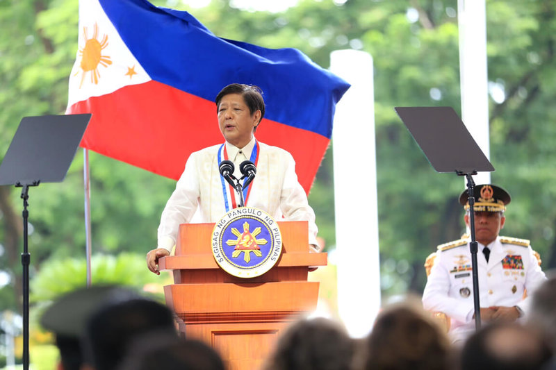 菲律賓總統小馬可仕6日說，堅決反對將南海爭端簡單概括為美中兩大強權競逐的「誤導性說法」。圖為小馬可仕8月28日出席菲律賓「國家英雄日」紀念活動。（菲律賓陸軍提供）中央社記者陳妍君馬尼拉傳真 112年9月6日