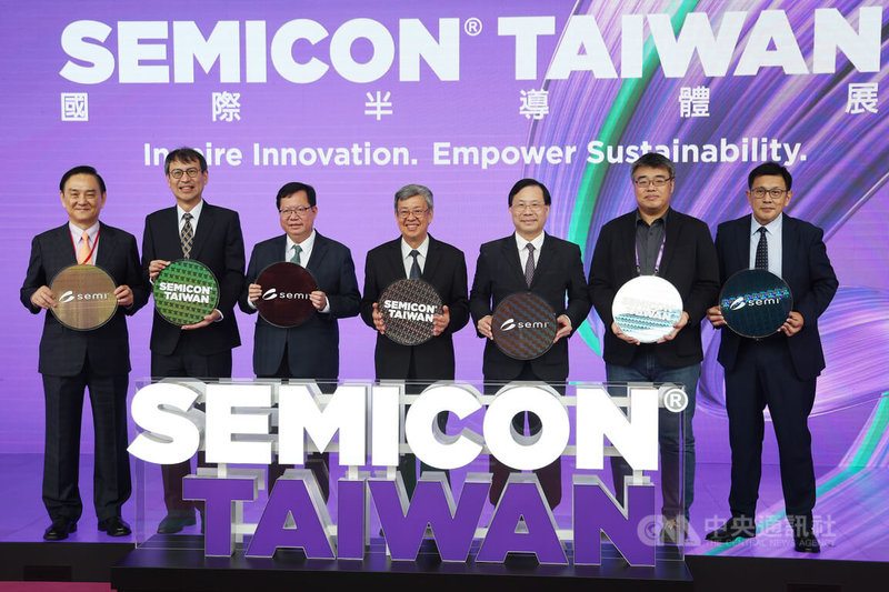 2023台灣國際半導體展（Semicon Taiwan）6日舉行開幕典禮，鈺創科技創辦董事長盧超群（左起）、行政院發言人林子倫、行政院副院長鄭文燦、行政院長陳建仁、經濟部次長林全能、數位發展部次長李懷仁與國際半導體產業協會（SEMI）全球行銷長暨台灣區總裁曹世綸等人於典禮後合影。中央社記者張新偉攝  112年9月6日