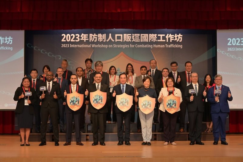 移民署舉辦「2023年防制人口販運國際工作坊」6日揭幕，邀請各國專家學者及台灣公部門等參與，探討防堵全球電信詐騙人口販運、外籍家事工及漁工等易發生勞力剝削群體保護對策等議題。圖為與會貴賓合影。（移民署提供）中央社記者劉建邦傳真  112年9月6日