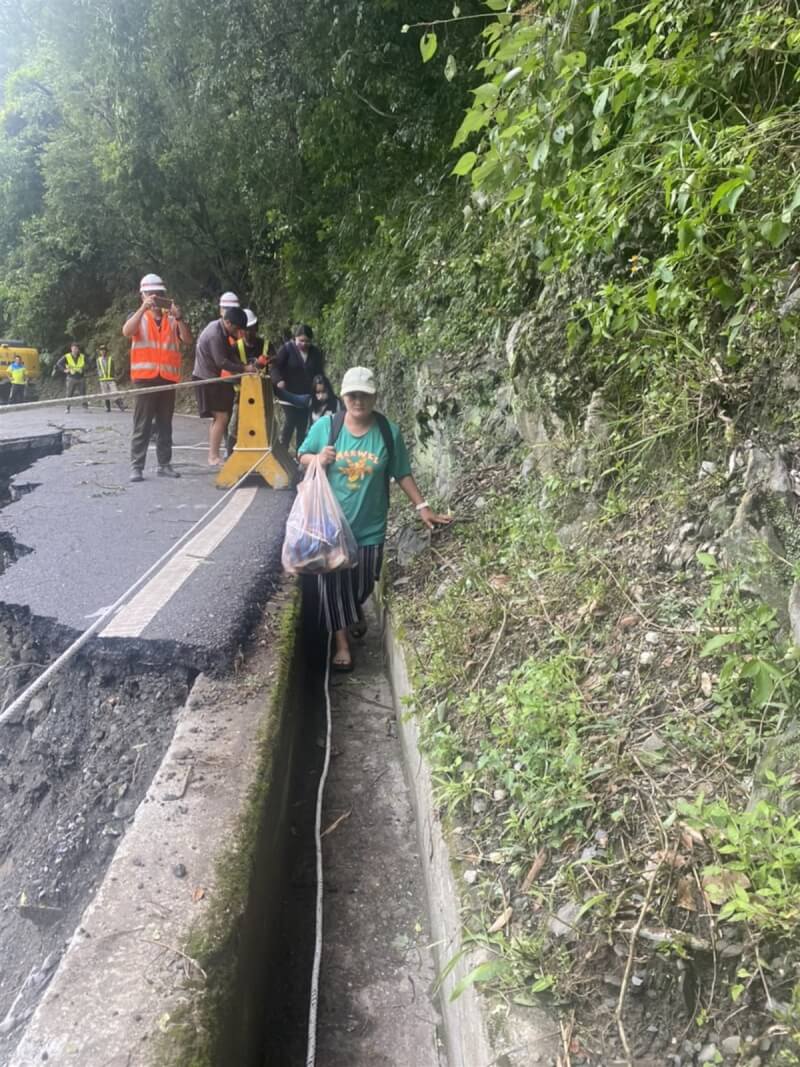 颱風海葵已遠離台灣，台東縣海端鄉利稻村仍因台20線南橫公路路基流失中斷，村民只能在人員戒護下，從山邊水溝小心通過災害路段。（民眾提供）中央社記者李先鳳傳真 112年9月6日