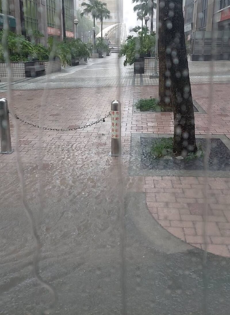 新北市6日午後下起大雨,由於雨勢來得急又快,造成多處發生積淹水災情。圖為一處路面積水已溢上人行道。(民眾提供)中央社記者王鴻國傳真 112年9月6日