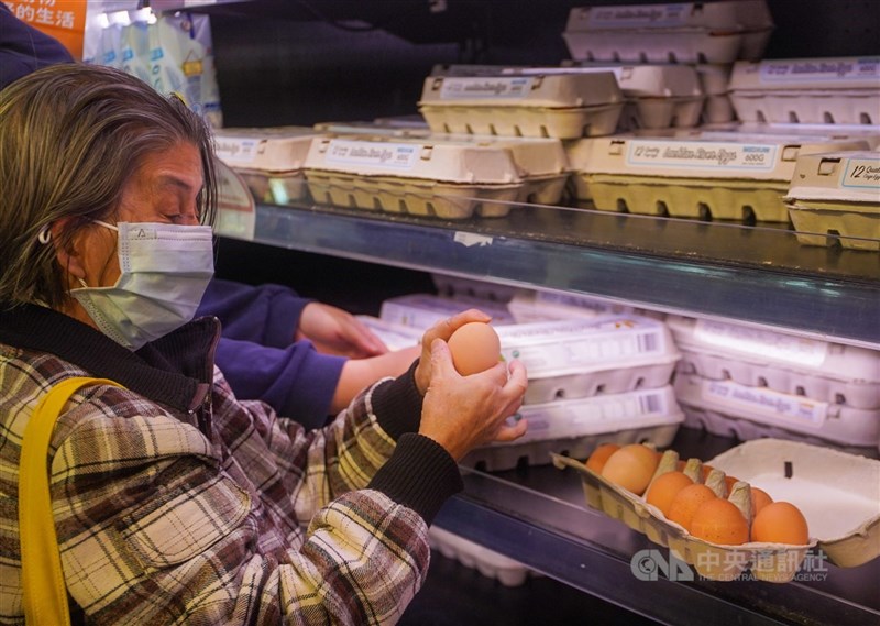 圖為民眾到家樂福台北內湖店選購雞蛋。（中央社檔案照片）
