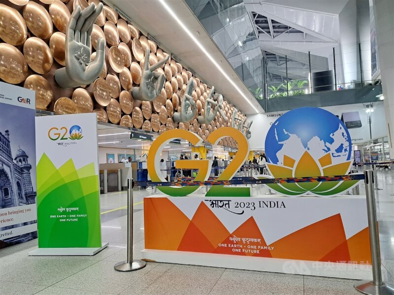 G20峰會本週末即將在印度首都新德里登場。圖為德里國際機場的G20看板。（中央社檔案照片）