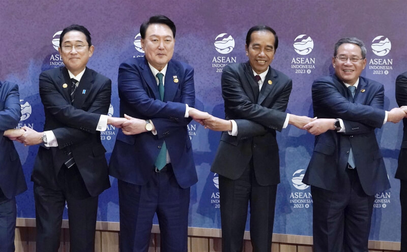 東協+3峰會6日舉行，左起為日相岸田文雄、南韓總統尹錫悅、印尼總統佐科威、中國國務院總理李強。（共同社）