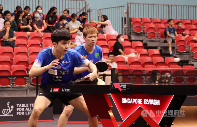台灣桌球組合林昀儒（前左）與陳思羽（前右）6日在亞洲桌球錦標賽擊敗香港組合，收下8強門票。（中央社檔案照片）