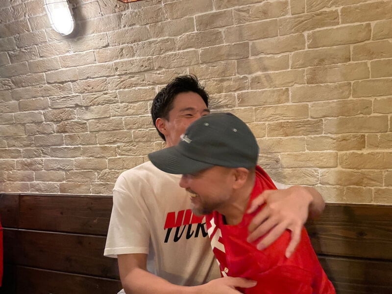 日本男籃代表馬場雄大（左）4日在社群平台X發布與「灌籃高手」作者井上雄彥（右）激動擁抱的照片。（圖取自twitter.com/yudai_baba）
