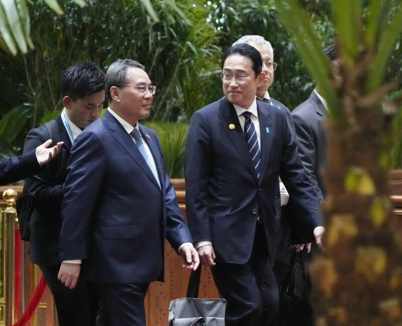 日本首相岸田文雄（前右）6日在印尼東協峰會與中國國務院總理李強（前左）短暫交談。（共同社）