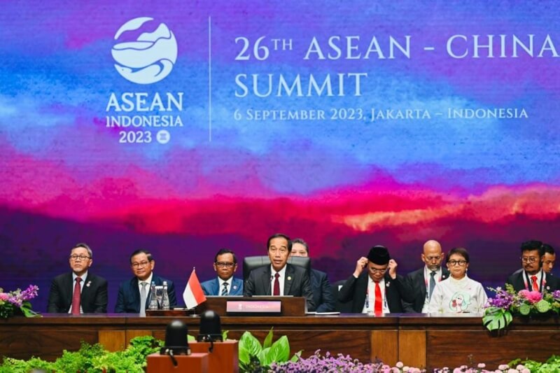 媒體報導，印尼為避免與中國對抗，在東協峰會中未提南海情勢。中為印尼總統佐科威。（圖取自facebook.com/Jokowi）