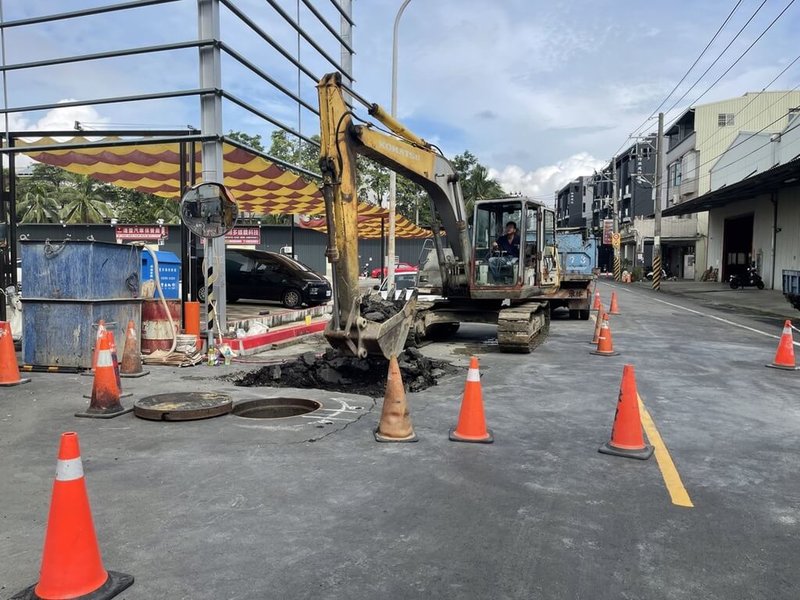 高雄市仁武區永仁街與永新五街口6日晚間出現路面塌陷，市府水利局開挖後研判是地下水由污水人孔跌落管接縫處湧出，導致路面掏空下陷，已進行路面澆置及修復。（高雄市水利局提供）中央社記者蔡孟妤傳真  112年9月7日