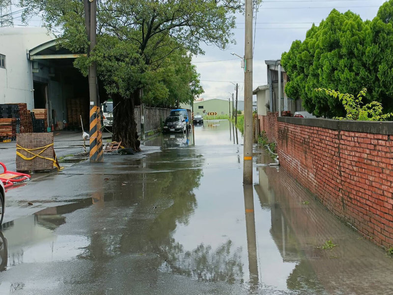 台南市局部區域7日午後出現強降雨，仁德區道路短暫淹水，幸不久就逐漸消退。（台南市政府提供）中央社記者張榮祥台南傳真 112年9月7日