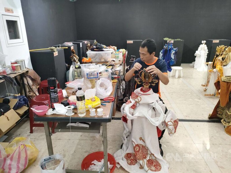 嘉義縣表演藝術中心「遊於偶藝精工布袋戲偶展」裡有10尊三昧堂精工戲偶5日因地震倒地受損,三昧堂「木偶醫生」王文志(圖)近日趕工修復受損戲偶。中央社記者蔡智明攝 112年9月7日