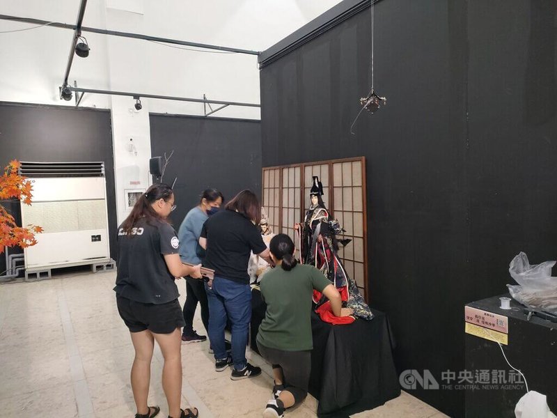 嘉義縣表演藝術中心「遊於偶藝精工布袋戲偶展」裡有10尊三昧堂精工戲偶5日因地震倒地受損,三昧堂已更換新作品上展台,並為戲偶底座加重及在戲偶身上綁安全索,降低地震造成的損壞風險。中央社記者蔡智明攝 112年9月7日