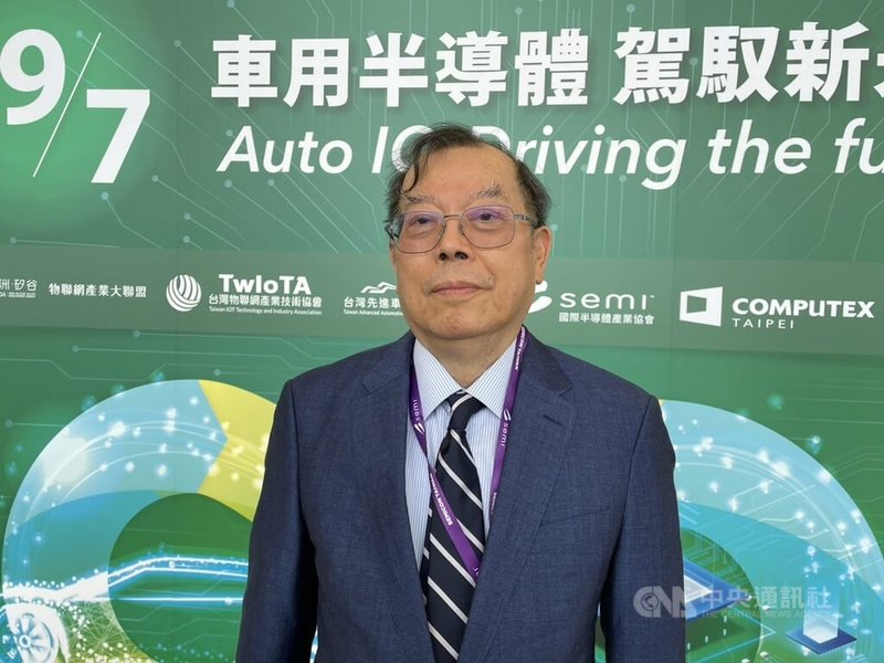 力積電董事長黃崇仁7日下午表示，台灣是全球「AI硬體的首都」，力積電明年將推出AI運算晶片架構，他也期盼台積電赴美設廠成功。中央社記者鍾榮峰攝  112年9月7日