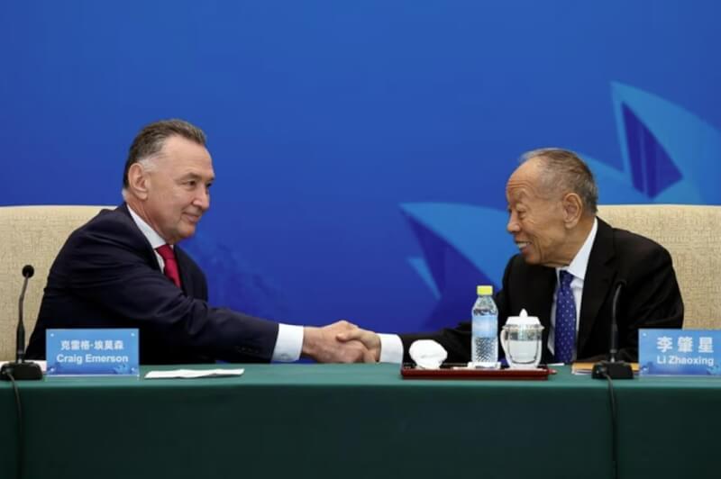 第7次中澳高級別對話7日上午在北京舉行，雙方參加人士包括前中國外長李肇星（右）、前澳洲貿易部長愛默生（左）。（路透社）