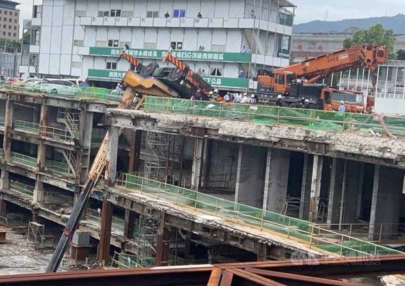 台北市八德路4段的京華城舊址工地7日上午發生吊車翻覆意外，造成約30歲的駕駛手臂被壓傷，警消人員已協助傷者脫困送醫。（翻攝照片）中央社記者劉建邦傳真 112年9月7日