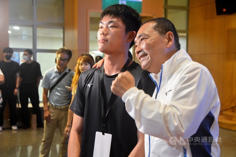 新北市政府7日表揚112年體育有功獎項,16歲身障桌球新秀陳柏諺(前左)取得2024巴黎帕運參賽權而獲頒傑出運動員,市長侯友宜(前右)在會後問候陳柏諺訓練狀況,並替他加油。中央社記者黃旭昇新北攝 112年9月7日