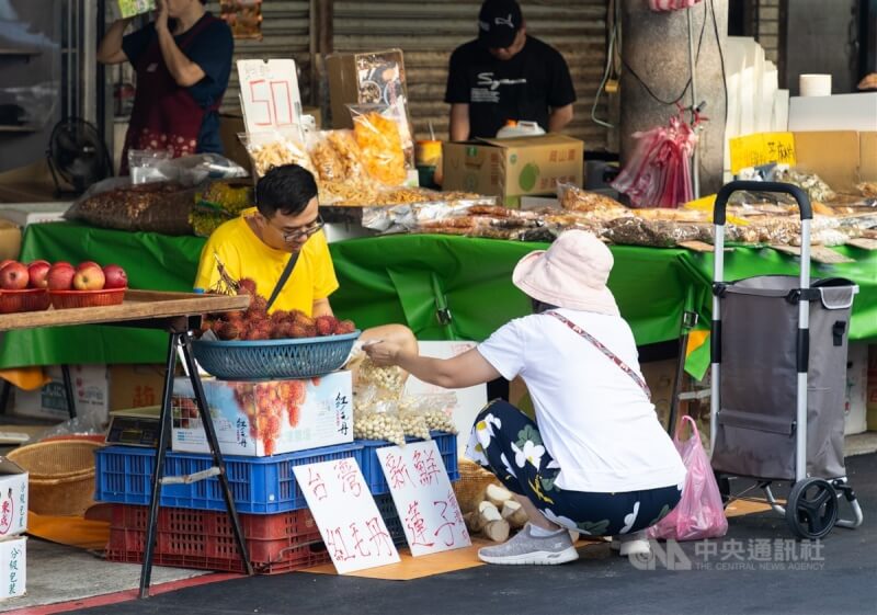 受到颱風影響，主計總處6日發布的8月消費者物價指數（CPI）年增率漲幅擴大，升至2.52%，漲幅重回2%以上。圖為民眾到台北中崙市場採買。中央社記者謝佳璋攝 112年9月6日