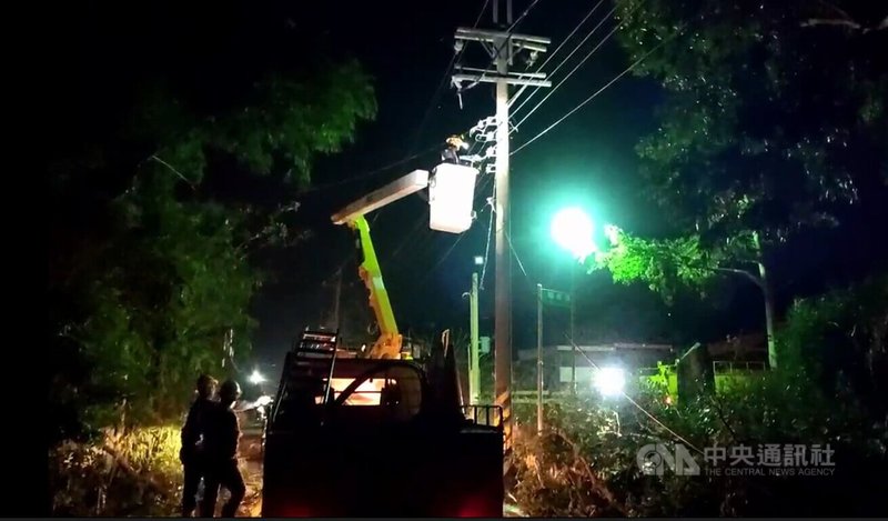 颱風海葵重創台東電力，全台13個區處的台電工程人員日以繼夜搶修，7日尚有495戶停電中。圖為屏東支援的台電人員這幾天深夜還在搶修。中央社記者盧太城台東攝  112年9月7日