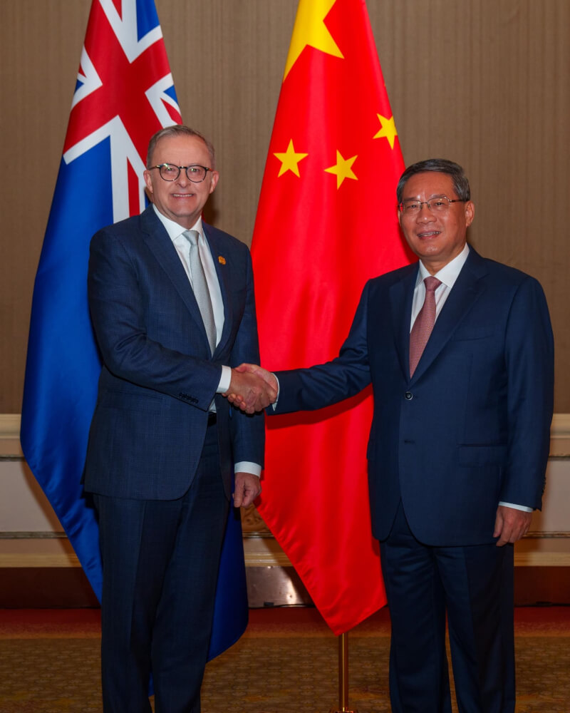 澳洲總理艾班尼斯（左）與中國國務院總理李強（右）7日會談後表示，將於今年稍晚訪問中國。（圖取自facebook.com/AlboMP）
