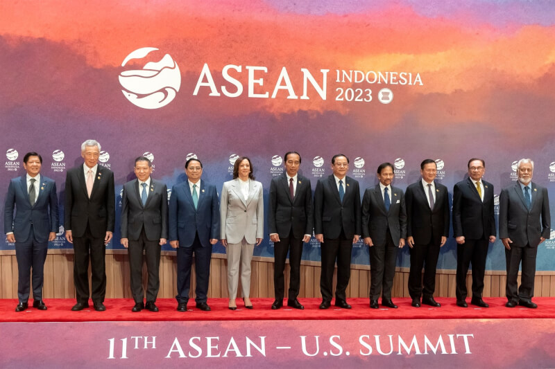 美國副總統賀錦麗、中國國務院總理李強和俄羅斯外交部長今天將在印尼東亞峰會聚首。（圖取自facebook.com/VicePresident）