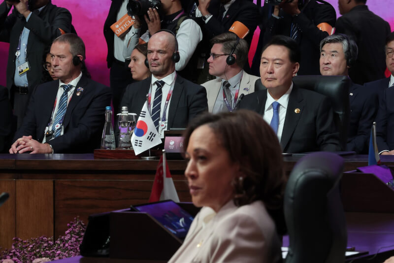 南韓總統尹錫悅（後右1）7日在東亞高峰會上，呼籲所有聯合國會員遵守安理會制裁北韓的決議。（韓聯社）