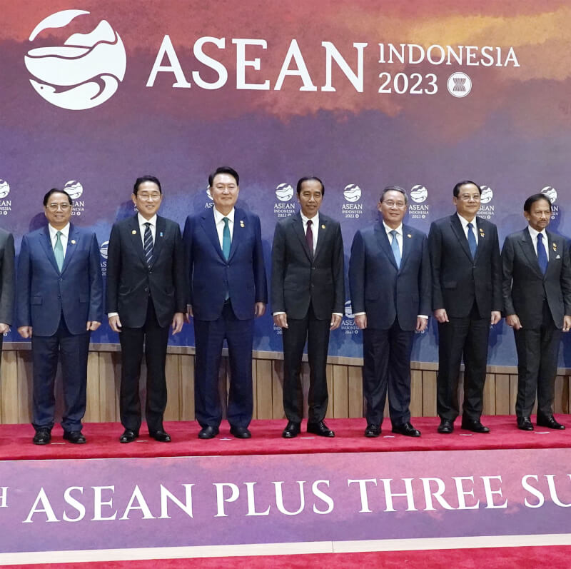 日本外務省7日發聲明稱，首相岸田文雄（左2）在東南亞國家協會峰會上表示，他將與中國國家主席習近平一起，為建立穩定、建設性的中日關係共同努力。（共同社）