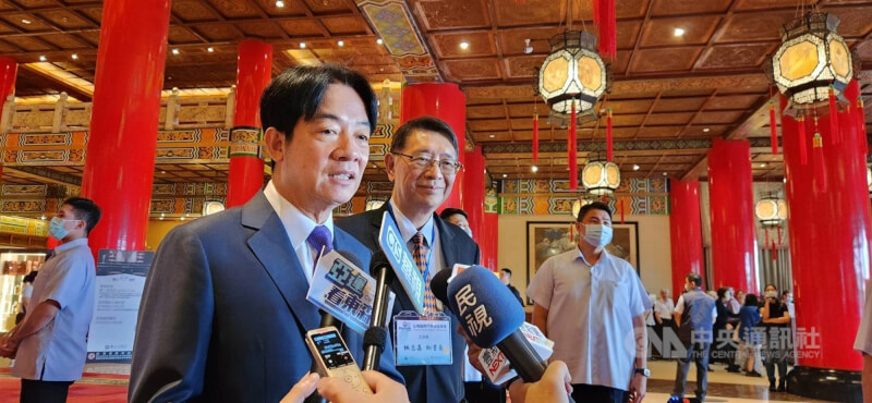 副總統賴清德（前左）7日出席2023年台灣國際宗教自由峰會（TIRF）開幕典禮，他會後受訪澄清，萬里老家房子未違反區域計畫管制要求，也沒有違不違建問題。中央社記者葉素萍攝 112年9月7日