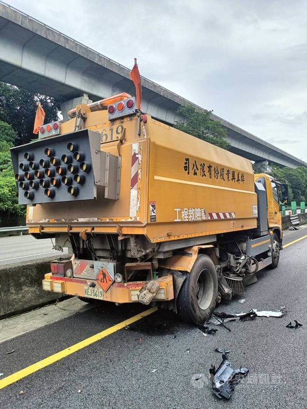 國道1號南向68公里處楊梅路段7日正在進行內線車道施工，有小客車疑似因未注意車前狀況，撞上施工廠商緩撞車，駕駛輕傷送醫。（翻攝照片）中央社記者葉臻傳真  112年9月7日