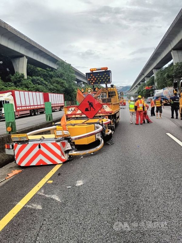 國道1號南向68公里處楊梅路段7日正在進行內線車道施工,有小客車疑似因未注意車前狀況撞上施工廠商的緩撞車。(翻攝照片)中央社記者葉臻傳真 112年9月7日