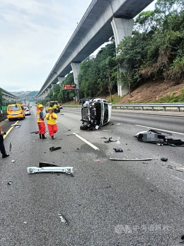 國道1號南向68公里處楊梅路段7日正在進行內線車道施工,有小客車疑未注意車前狀況,撞上施工廠商的緩撞車後翻覆。(翻攝照片)中央社記者葉臻傳真 112年9月7日