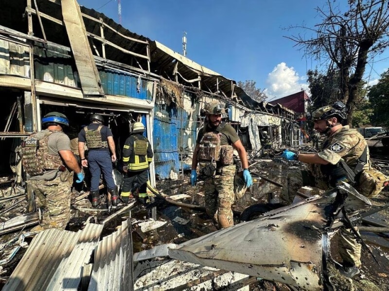 俄羅斯6日攻擊了一座烏東城市的市集，至少造成17人死亡、32人受傷。（路透社）