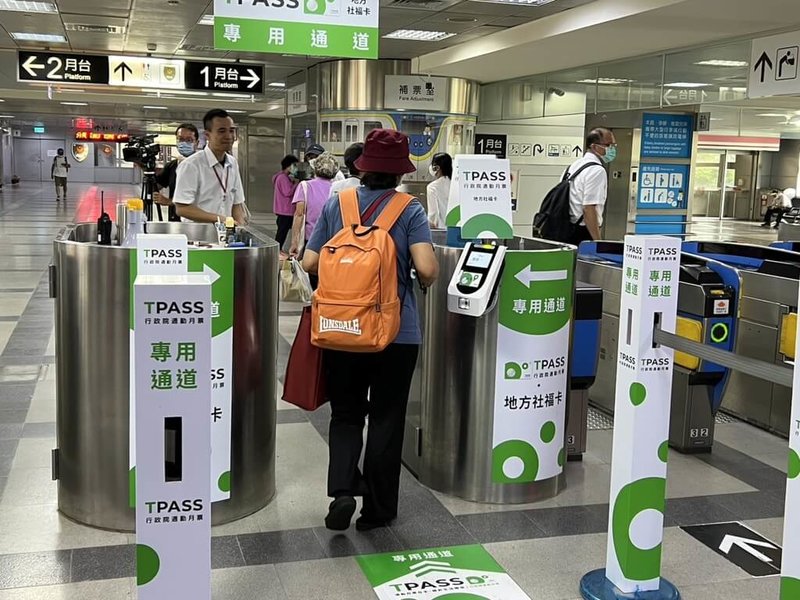 台鐵屏東火車站TPASS進出站感應設備原本僅各一個，遇尖峰時間導致人潮大排長龍引發民怨。台鐵8日表示，已完成增設4組感應器，可望不再阻塞。（鍾佳濱辦公室提供）中央社記者李卉婷傳真  112年9月8日