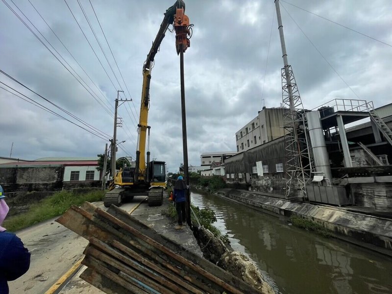 台南地區7日晚間強降雨，永康區太子廟中排因連續大雨導致護岸基礎遭沖刷、損壞60公尺，市府獲報緊急出動機具封堵缺口，預定8日晚間完成搶修。（台南市政府提供）中央社記者張榮祥台南傳真  112年9月8日