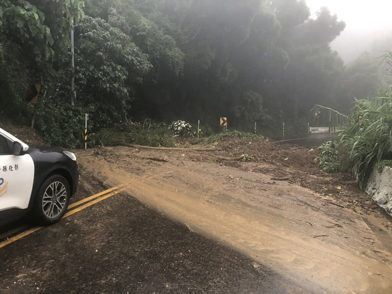 彰化縣田中鎮連接南投縣名間鄉的中南路赤水崎路段8日出現土石流，大量泥水夾帶土石從邊坡滑落路面，警方派員到場管制交通並通報公所清除，截至傍晚仍無法通行。（民眾提供）中央社記者蕭博陽彰化縣傳真  112年9月8日