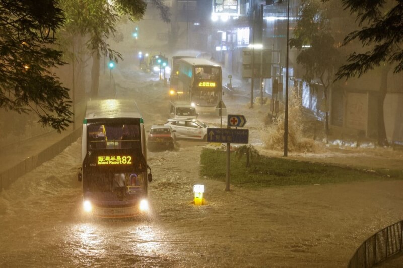 香港7日晚間出現百年一遇的雨災，公車在淹水的道路上行駛。（路透社）