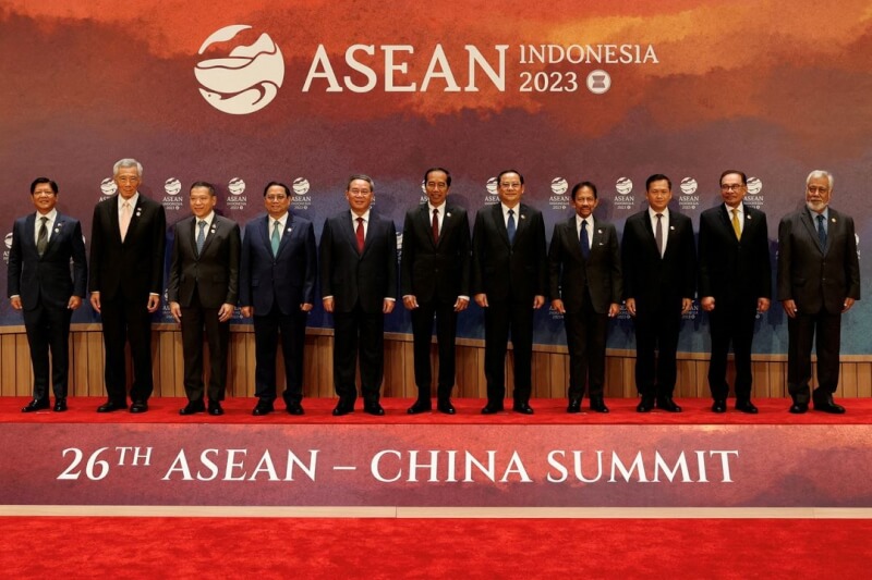 中國國家主席習近平缺席本屆東協峰會，改由中國國務院總理李強（左5）參加。圖為東協領袖與李強合影。（路透社）