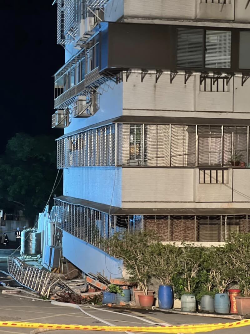 台北市中山區大直街巷弄7日多棟大樓傾斜，晚間11時已有民宅一樓塌陷。（圖取自facebook.com/YeLinChuan）