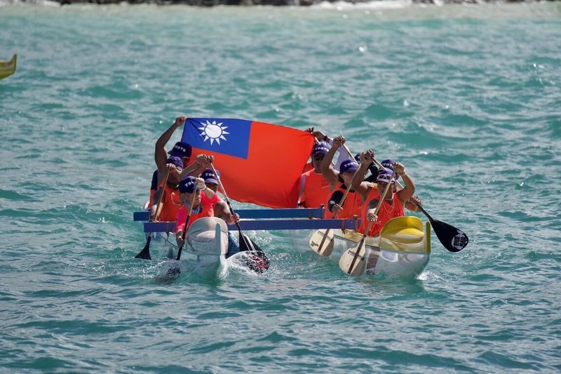 台灣南島支架大洋舟協會（Taiwan Outrigger Canoe Club TOCC）8日表示，由協會所帶領的台東南島船隊，日前受邀首度組隊參加皇后盃支架大洋舟比賽（Queen Lili'uokalani Long Distance Canoe Race），帶著國旗在夏威夷乘風破浪參賽。（王睿提供）中央社記者盧太城台東傳真 112年9月8日