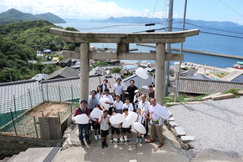 日本藝術家高橋匡太6日赴香川縣高松市立男木小中學校，邀請師生共創即將帶往2023馬祖國際藝術島展出作品「通往雲的故鄉」，並和參與師生在男木島豐玉姬神社鳥居前開心合影。（中華文化總會提供）中央社記者王寶兒傳真  112年9月8日