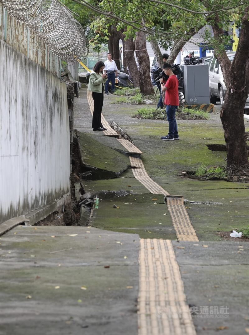 台北市大直街94巷工地塌陷，緊鄰民宅傾斜，附近人行道、路面也受影響。圖為8日上午有媒體到場拍攝。中央社記者趙世勳攝 112年9月8日