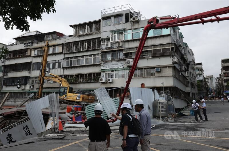 台北市中山區大直街7日晚間有多棟民宅傾斜，經查為鄰近建案施工不慎導致。中央社記者趙世勳攝 112年9月8日