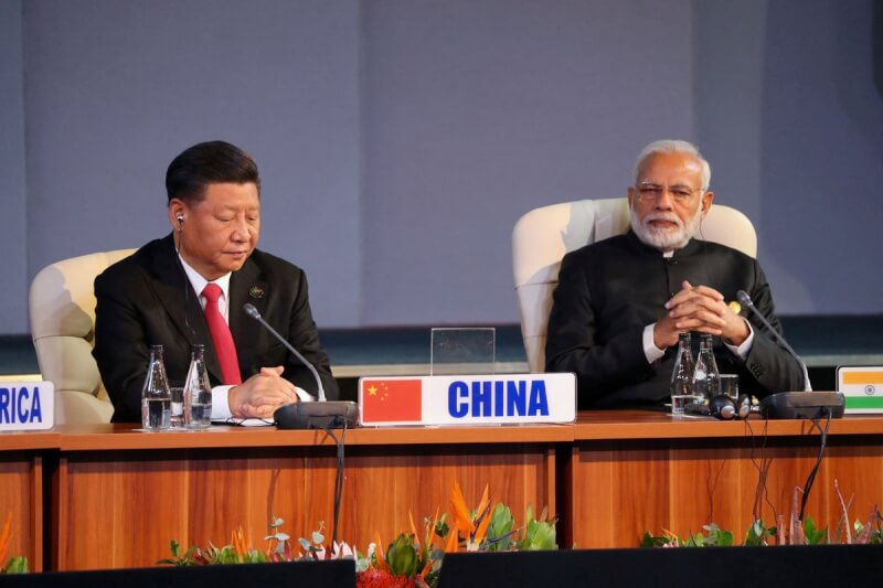 圖為中國國家主席習近平（左）和印度總理莫迪2018年在南非出席金磚國家峰會。（路透社）