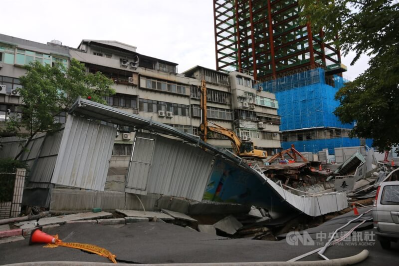 台北市中山區大直街巷弄多棟大樓疑因周邊建案開挖而傾斜，記者8日走訪現場，發現傾斜民宅後方為一建築工地，出現塌陷、圍籬傾倒等狀況，工程車不停進出，針對塌陷處灌漿，要讓壓力先維持平衡，避免讓房屋再次嚴重傾斜。中央社記者劉建邦攝 112年9月8日