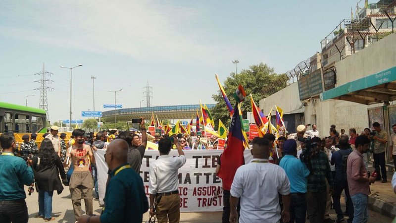 20國集團（G20）峰會9日登場，近百名流亡印度藏人8日在新德里示威，抗議中國「非法佔據」西藏，並鎮呼籲G20領袖關注西藏議題，中華民國國旗也出現在示威人群之中。（西藏青年大會提供）中央社記者林行健新德里傳真  112年9月8日