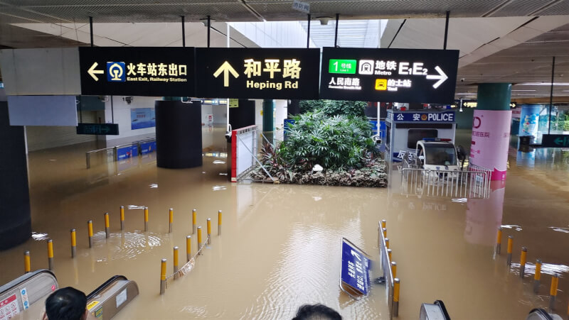 圖為深圳火車站嚴重積水。（中新社）